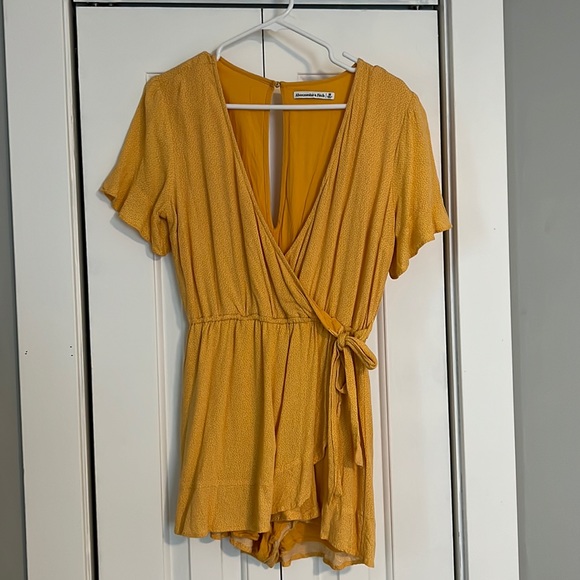 Abercrombie romper. Yellow size medium - Picture 2 of 2